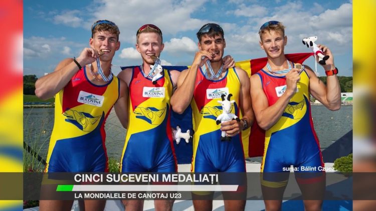 Cinci canotori suceveni zâmbind și afișând medaliile câștigate la Campionatul Mondial de Canotaj U23 din Polonia.