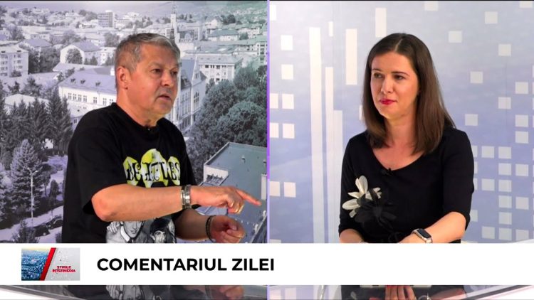 Cătălina Biholar și jurnalistul Sorin Avram discută în platou, în cadrul emisiunii „Comentariul Zilei”.