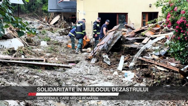 Salvatori intervin printre ruinele unei case distruse de inundații în Broșteni.