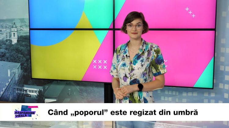 O prezentatoare stă în fața unui perete video cu un fundal abstract colorat și textul "Când poporul este regizat din umbră".
