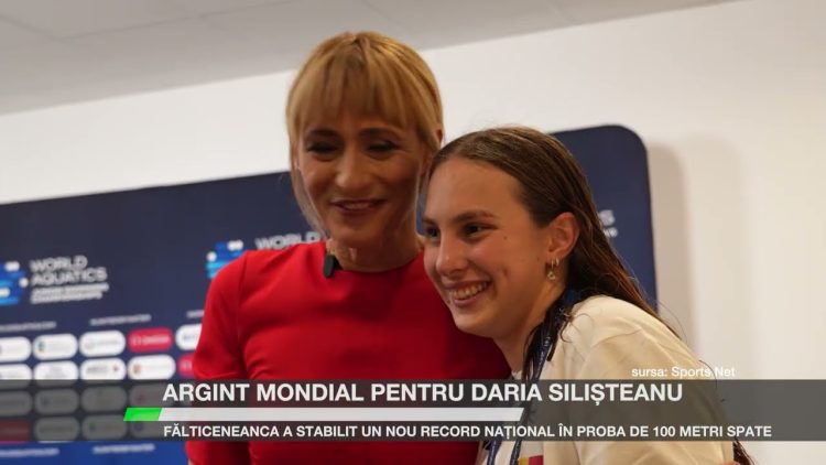 Daria Silișteanu, o tânără înotătoare, stă în picioare lângă o piscină cu o medalie la gât.