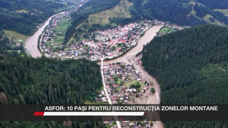 O vedere aeriană a unui sat de munte inundat de un râu ieșit din matcă.