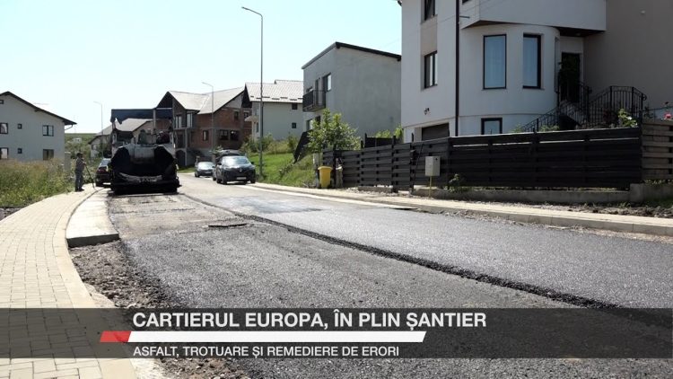 Mașină de asfaltare lucrând pe o stradă din cartierul Europa, Suceava, în timpul lucrărilor de modernizare.