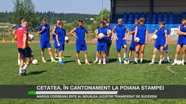 Jucătorii echipei Cetatea Suceava în cantonament la Poiana Stampei, ascultând indicațiile antrenorului pe terenul de antrenament.