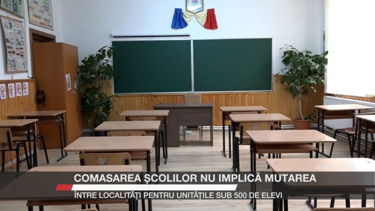 Inspectorul școlar general Ciprian Anton vorbește la un microfon, într-un cadru formal, despre reorganizarea școlilor din Suceava.