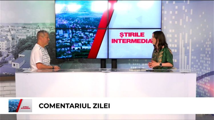 Două persoane, un bărbat și o femeie, stau la o masă de discuții într-un studio de televiziune, în fața unui ecran cu sigla „Știrile Intermedia”.