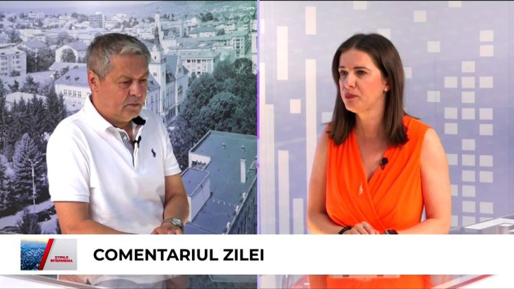 Două persoane într-un studio de televiziune discutând în cadrul emisiunii „Comentariul Zilei”, cu fundaluri diferite în stânga și dreapta imaginii.