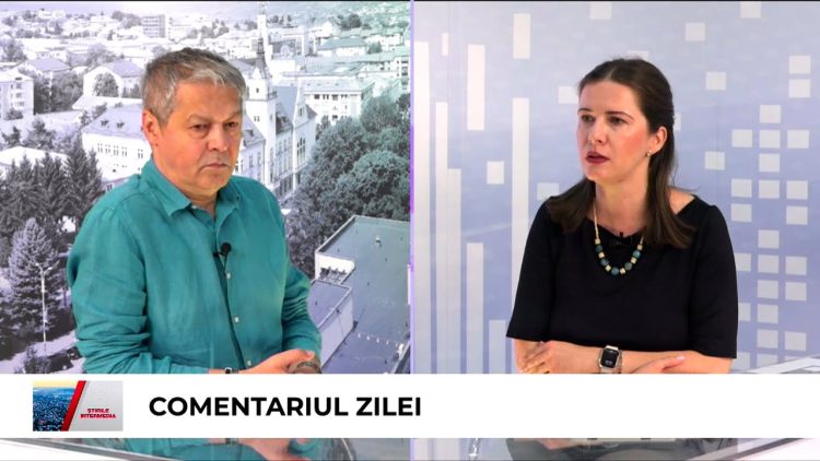 Două persoane în studio TV, în timpul emisiunii „Comentariul Zilei”.