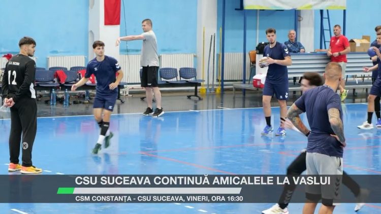 Jucătorii echipei de handbal CSU Suceava se antrenează pe un teren de joc.