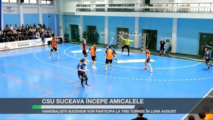 Meci de handbal în sala din Suceava, jucători ai CSU în acțiune în timpul unei partide amicale.