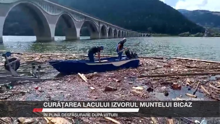 Echipe de intervenție curăță lacul Izvorul Muntelui (Bicaz) de bușteni și deșeuri aduse de viituri, în apropierea celebrului pod arcuit de la Bicaz