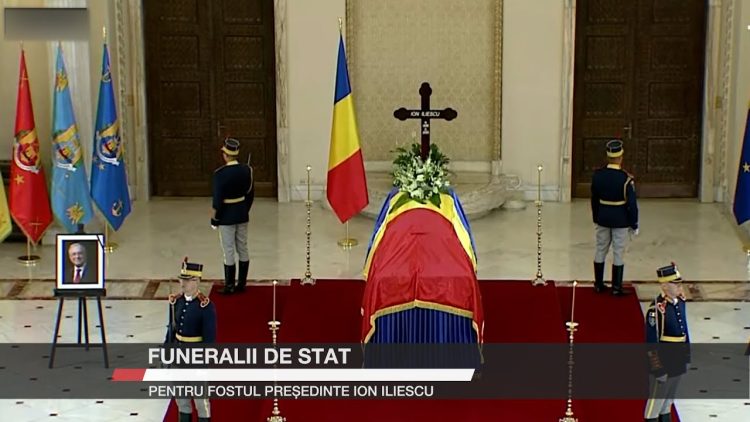 Catafalcul fostului președinte Ion Iliescu, acoperit cu drapelul României, în cadrul ceremoniilor funerare de stat