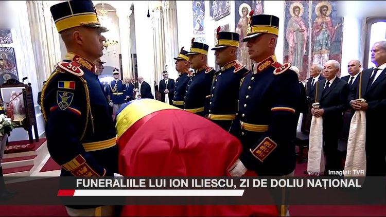 Garda de onoare la funeraliile de stat ale fostului președinte Ion Iliescu, sicriul acoperit cu drapelul României.