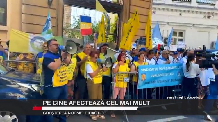 O mulțime de profesori, membri ai sindicatelor din educație, protestează pe stradă cu steaguri galbene și megofoane.