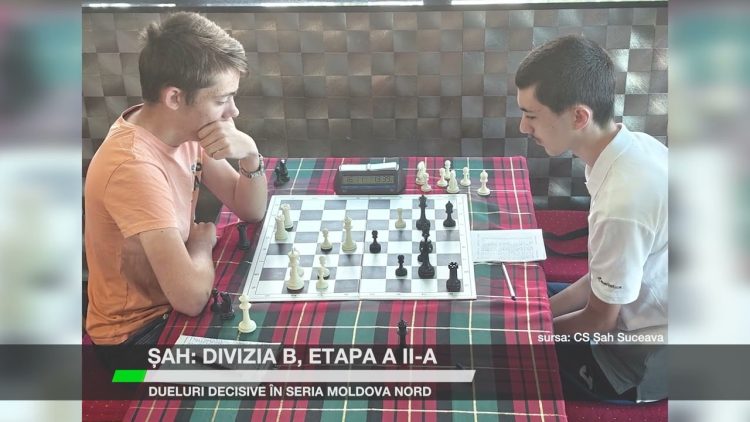 Doi tineri jucători de șah disputa o partidă în cadrul etapei a doua din Divizia B, Seria Moldova Nord.