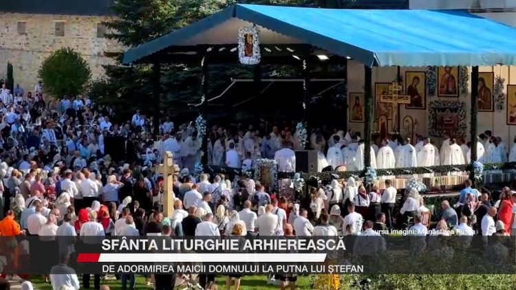 Pelerini la Sfânta Liturghie de Adormirea Maicii Domnului la Mănăstirea Putna.