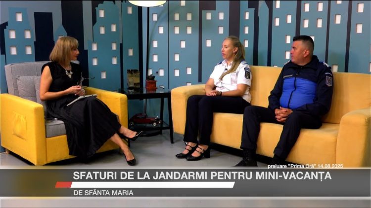 O femeie intervievând o jandarmă și un jandarm, într-un platou de televiziune, despre siguranța turiștilor.