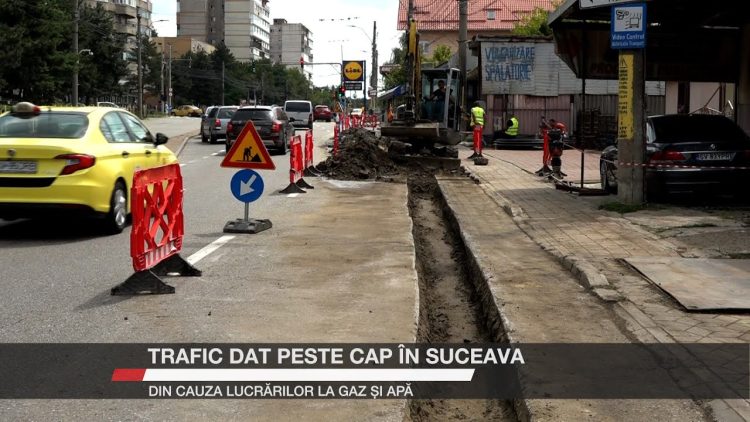 Lucrări la rețeaua de utilități pe o arteră circulată din Suceava, cu trafic blocat și semnalizare rutieră temporară.