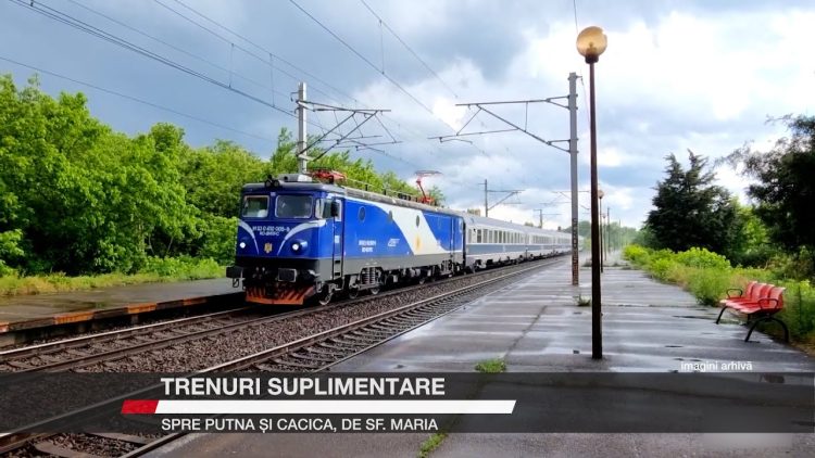 Un tren CFR circulând pe o linie ferată, într-o zi cu cer noros.